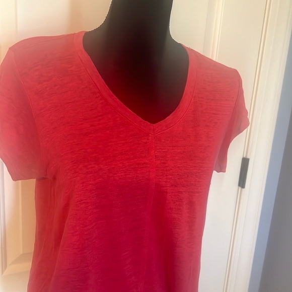 Linen short sleeve shirt. Centerline seam on front and back for slimming look - Picture 2 of 4